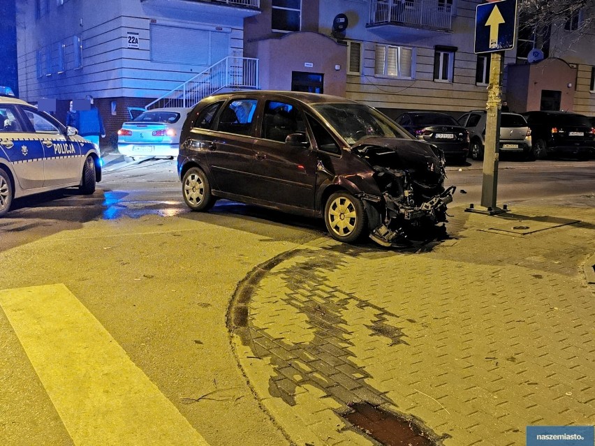 Wypadek we Włocławku. Na ul. Chmielnej zderzyły się dwa samochody [zdjęcia]