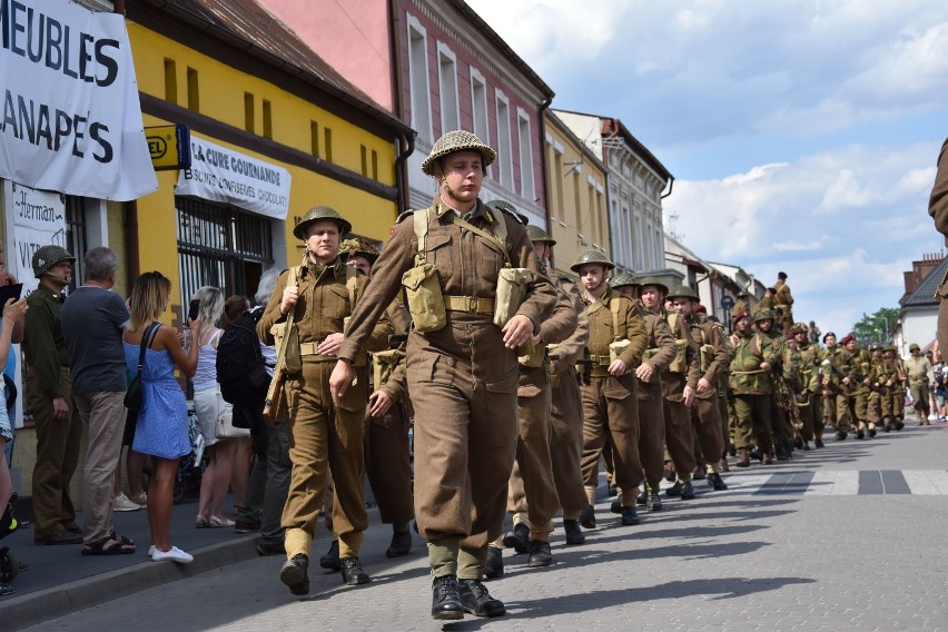 Łabiszyńskie Spotkania z Historią 2019: defilada grup rekonstrukcyjnych na rynku w Łabiszynie [zdjęcia, wideo]