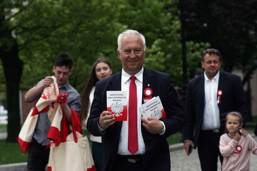 Prezydent Legnicy Tadeusz Krzakowski rozdawał Konstytucję...