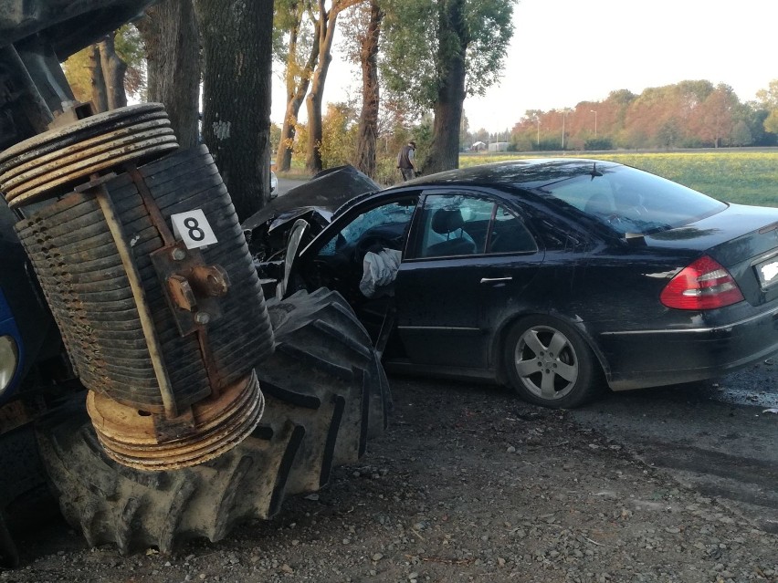 Nowy Dwór Gdański. Wypadek - zderzenia traktora z samochodem...