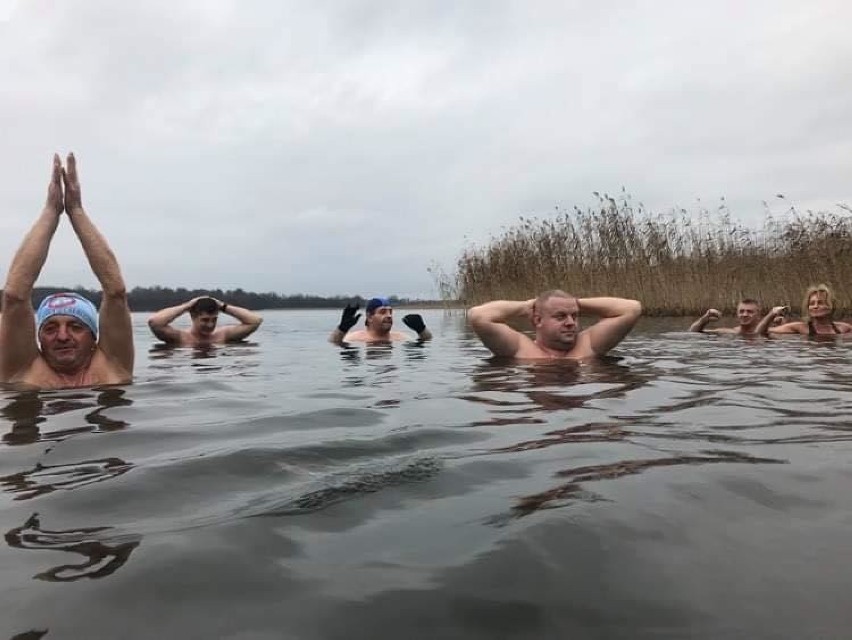 Dzień Morsa! Z tej okazji mamy dla Was fotogalerię z niedzielnego morsowania Prabuckich Morsów [ZDJĘCIA]