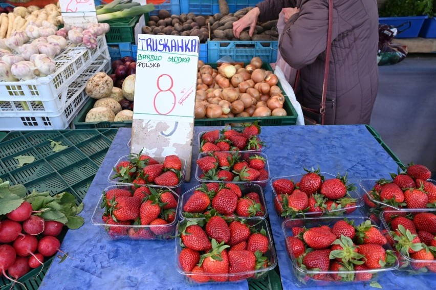 Ceny warzyw i owoców powoli spadają. Zobaczcie, co i za ile można było kupić na kieleckich bazarach we wtorek, 4 kwietnia