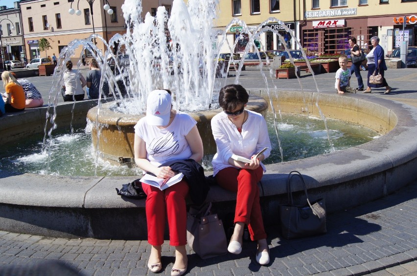 Wieluń: Wspólnie czytali przy fontannie