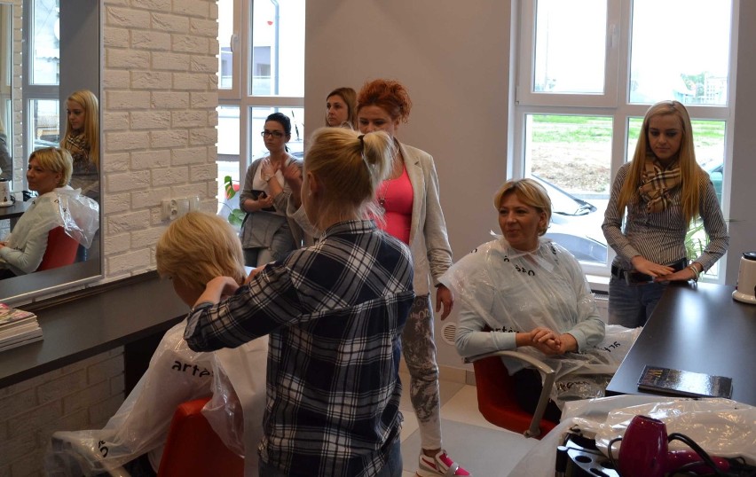 Pokazy fryzjerskie w CEZ w Malborku. Szkolenie dla uczniów i fryzjerek z koloryzacji