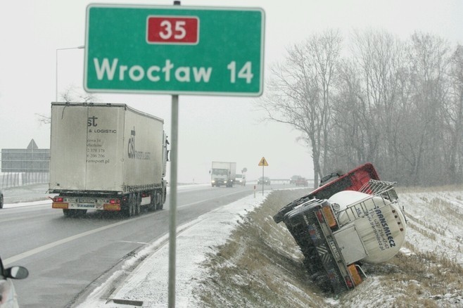 Cysterna wywróciła się przy wjeździe na AOW (ZDJĘCIA)