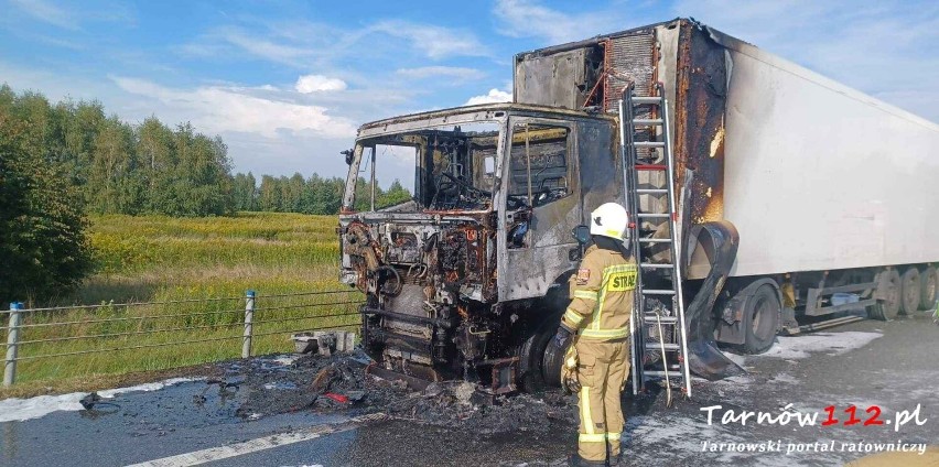 Kabina samochodu ciężarowego całkowicie uległa spaleniu