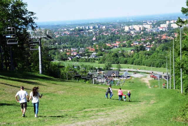 Dębowiec. Bielszczanie i turyści lubią to miejsce. Jest idealne na spacer i spędzenie wolnego czas w malowniczej scenerii. W ostatni weekend sierpnia kolejką linowa będzie można wjechać za darmo. Przesuwaj gestem lub za pomocą strzałki, by zobaczyć kolejne zdjęcie