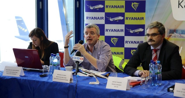Konferencja prasowa w Pyrzowicach. Z mikrofonem Michael O&#8217;Leary, prezes Ryanair. Obok prezes GTL, Artur Tomasik