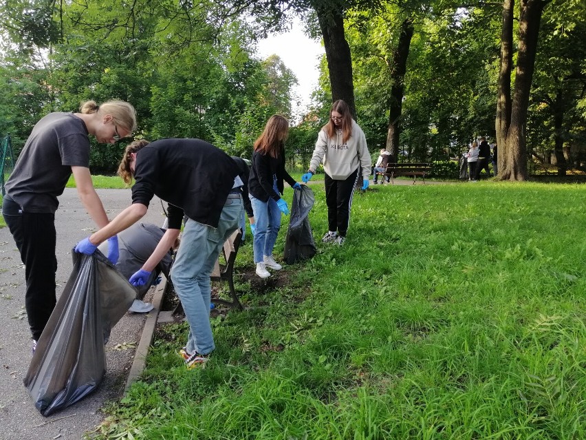 Posprzątali Jelenią Górę w ramach akcji "Wszystkie śmieci są nasze"