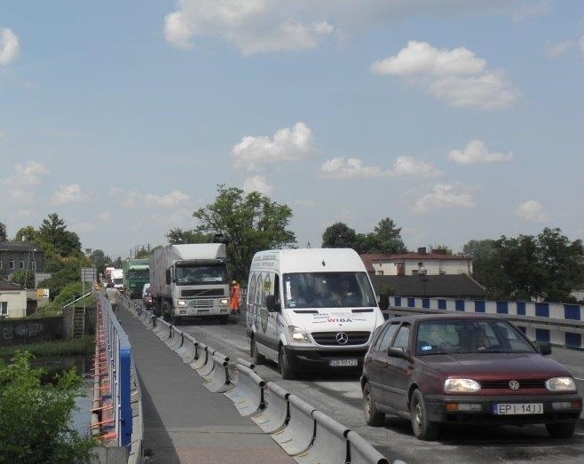 Remont mostu w Sulejowie: korki w obie strony, a znaki poznikały