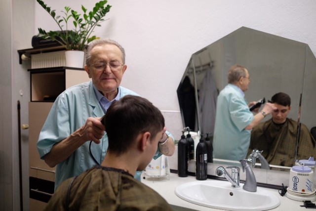 Pan Władysław w salonie fryzjerskim przy ul. Mielżyńskiego pracował od 8 marca 1963 roku