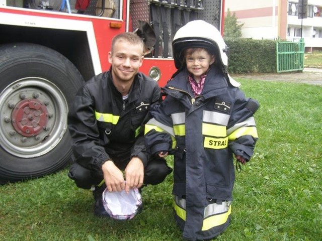 Mimo że jest dziś czynnym policjantem, to nie zaniedbuje też swojej funkcji w straży pożarnej. - Od 4 lat prowadzę też różne pogadanki z dziećmi. Z przedszkolakami rozmawiamy o bezpiecznych zachowaniach, z uczniami szkół podstawowych na temat bezpiecznych wakacji czy też ferii zimowych, a z młodzieżą licealną na temat pierwszej pomocy przedmedycznej - dodaje Adam Doleżych.