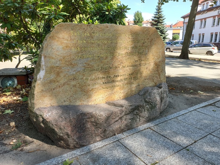Tablica przy pomniku Jana Pawła II w Rawiczu