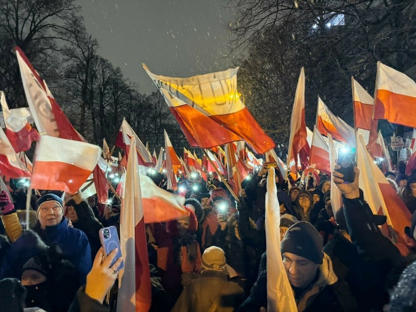 Protest Wolnych Polaków pod Sejmem. Na miejscu są setki osób...