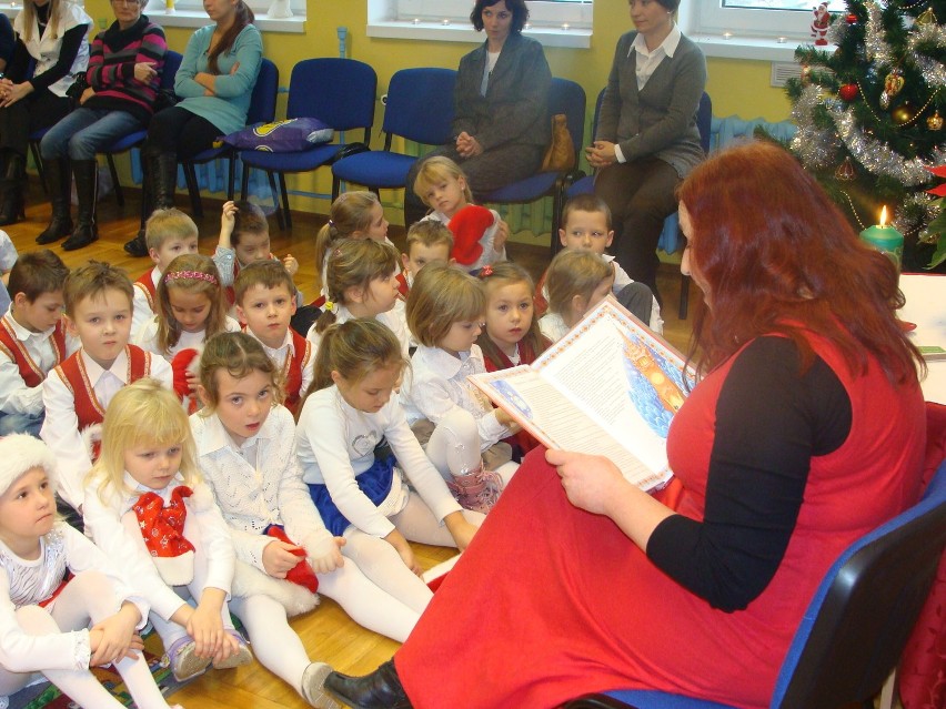 Anna Milicz czyta dzieciom bajkę