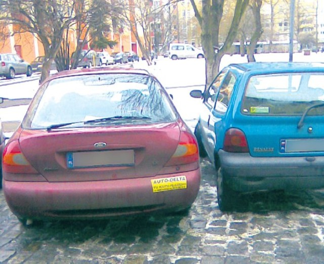 Każdy, kto parkuje w taki sposób musi zdawać sobie sprawę, że może się to skończyć mandatem. – Utrudnianie dostępu do prawidłowo zaparkowanego auta kosztuje 100 złotych – ostrzega Joanna Wojtach ze straży miejskiej.