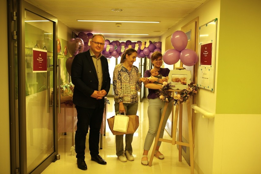 Światowy Dzień Wcześniaka w śremskim Szpitalu Powiatowym im. Tadeusza Malińskiego. Na oddziale noworodkowym dominował kolor fioletowy