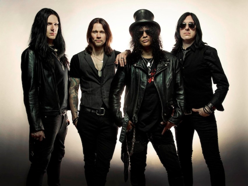 Od lewej: Todd Kerns - bas, Myles Kennedy - wokal, Slash -...