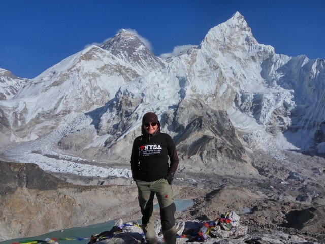 Dr Agnieszka Kaczmarek na tle Everestu