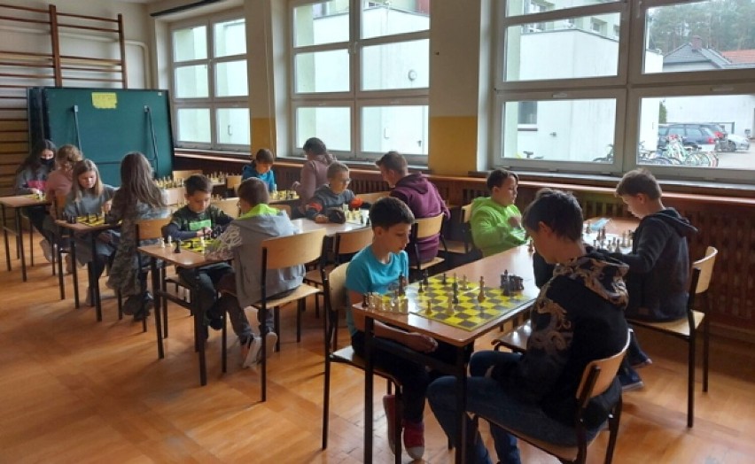 W Tomicach na budynku szkoły powstał mural. W placówce zrealizowano również projekt "Wyspa Szachowa, szachy łączą pokolenia"