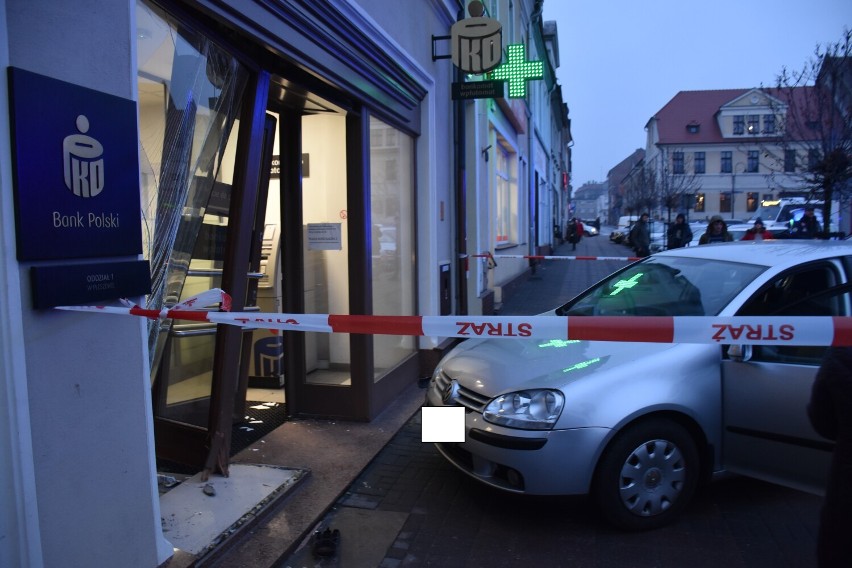 Samochód wjechał w bank na Rynku w Pleszewie