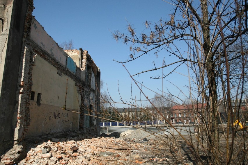 Trwa rozbiórka hali sportowej w Szopienicach