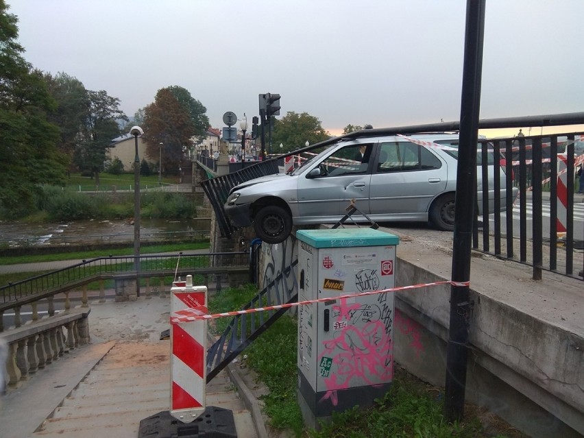 Nowy Sącz. Samochód zawisł na barierce przy ul. Lwowskiej