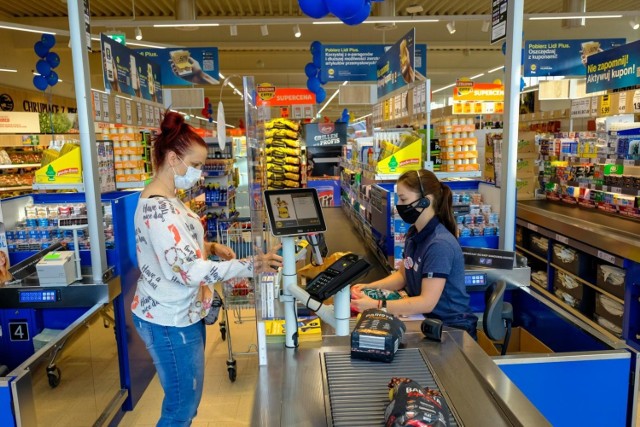 Ciekawi was ile zarabiają pracownicy sklepów Biedronka i Lidl? Sieci od lat konkurują także w tworzeniu swoim pracownikom, jak najlepszych warunków pracy. 

Zobaczcie w dalszej części galerii, ile zarabiają kasjerzy. Kwoty w Kujawsko-Pomorskiem i chociażby w Warszawie różnią się od siebie.