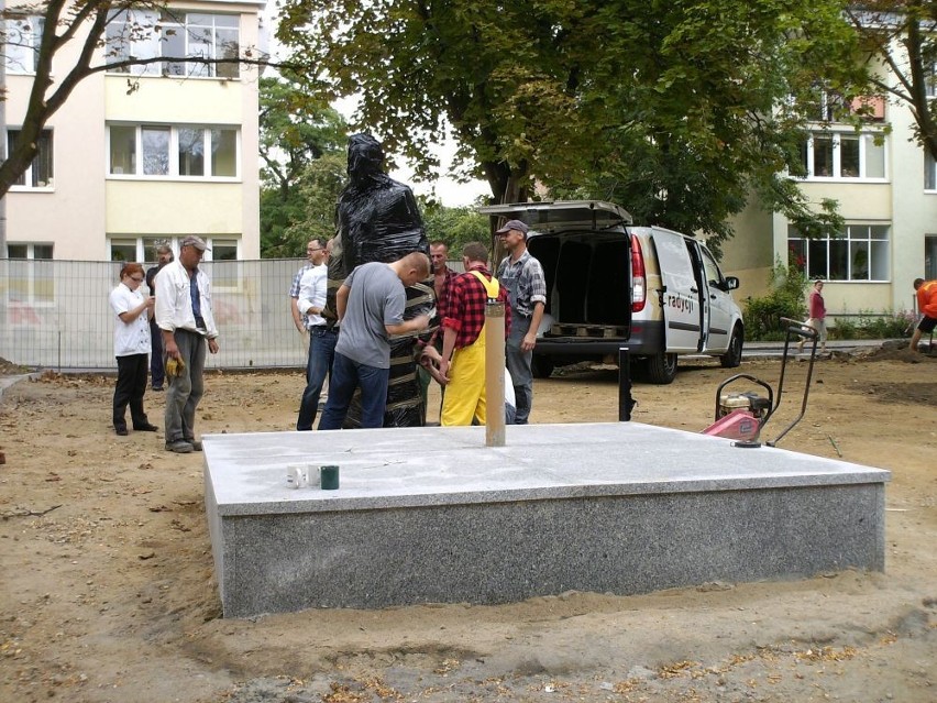 Pomnik ks. prałata Henryka Jankowskiego stanął w Gdańsku [ZDJĘCIA]