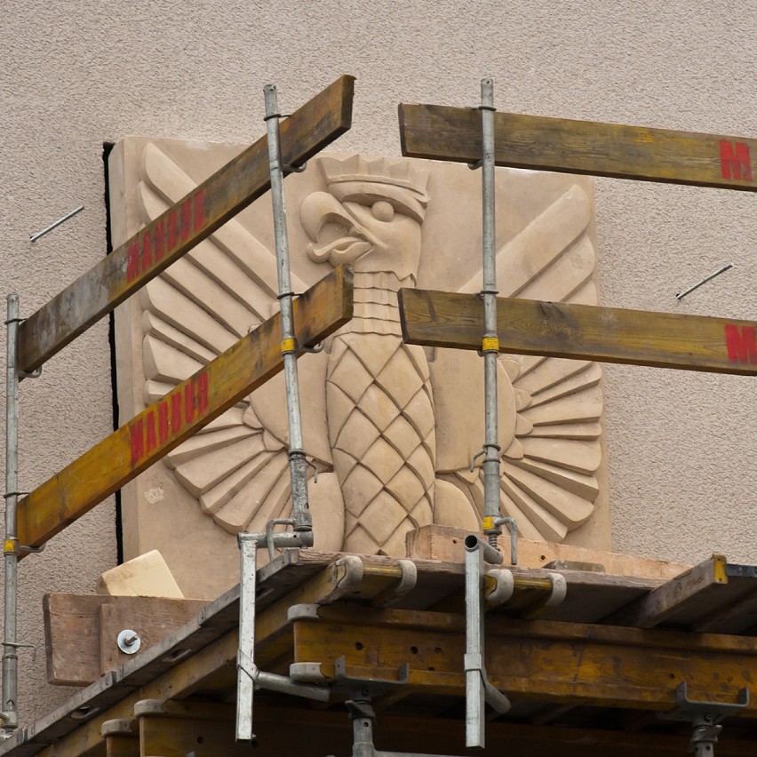 Płaskorzeźba orła na fasadzie Dworca Morskiego