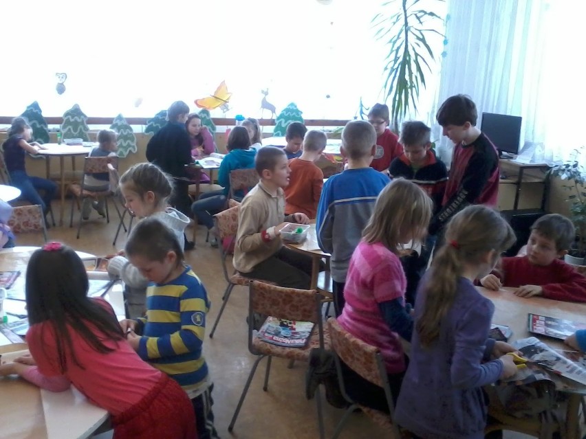 Ferie Żory 2013: Dzieci z klubu Rebus wykonywały kolaże w bilbliotece. FOTO