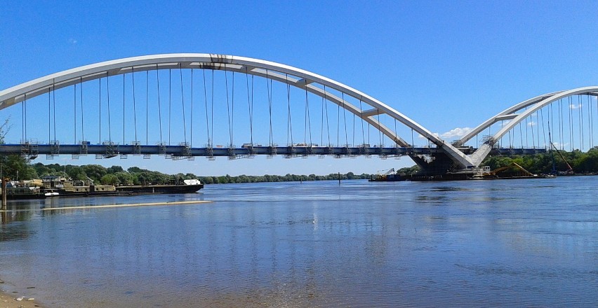 Do przęseł przeprawy na Toruński moście podwieszane są  płyty pomostu.