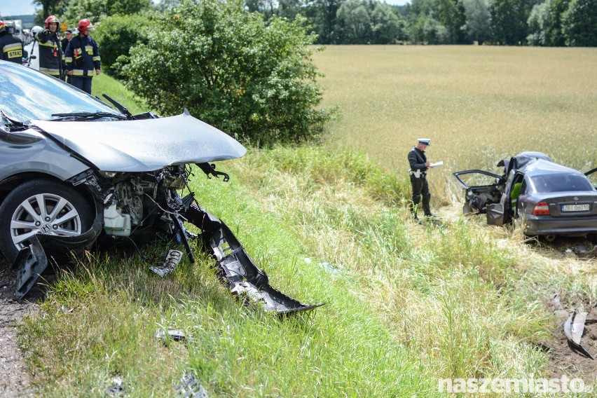 Poważny wypadek w Mokrem. Pięć osób trafiło do szpitala [wideo, zdjęcia]