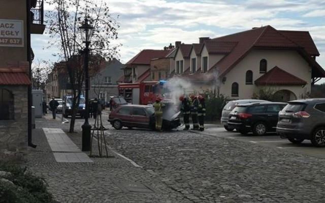 Auto płonące w niedzielę przy ulicy Żydowskiej w Sandomierzu.