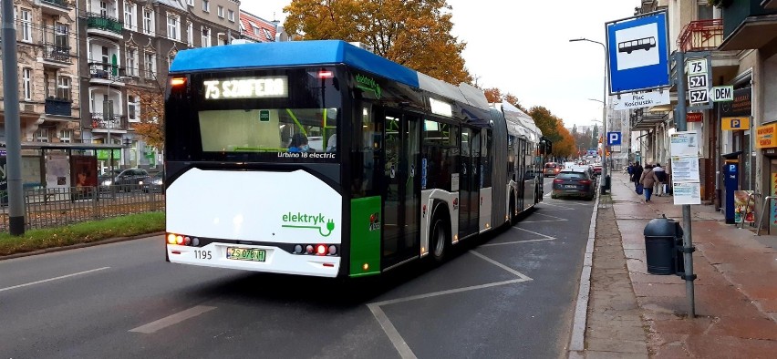 Autobus 1195. Po lewej stelaż przygotowany pod biletomat, we...