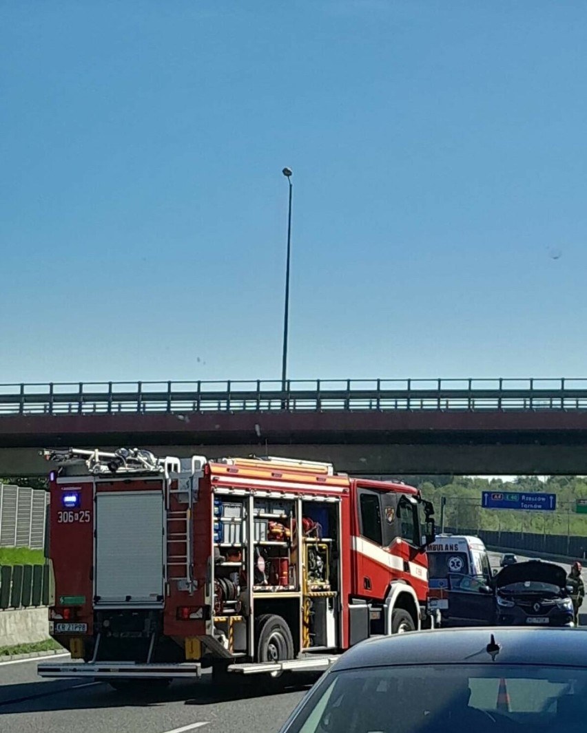Wypadek na autostradzie A4 pod Krakowem. Zderzyły się trzy samochody. Jezdnia zablokowana, duże utrudnienia w ruchu
