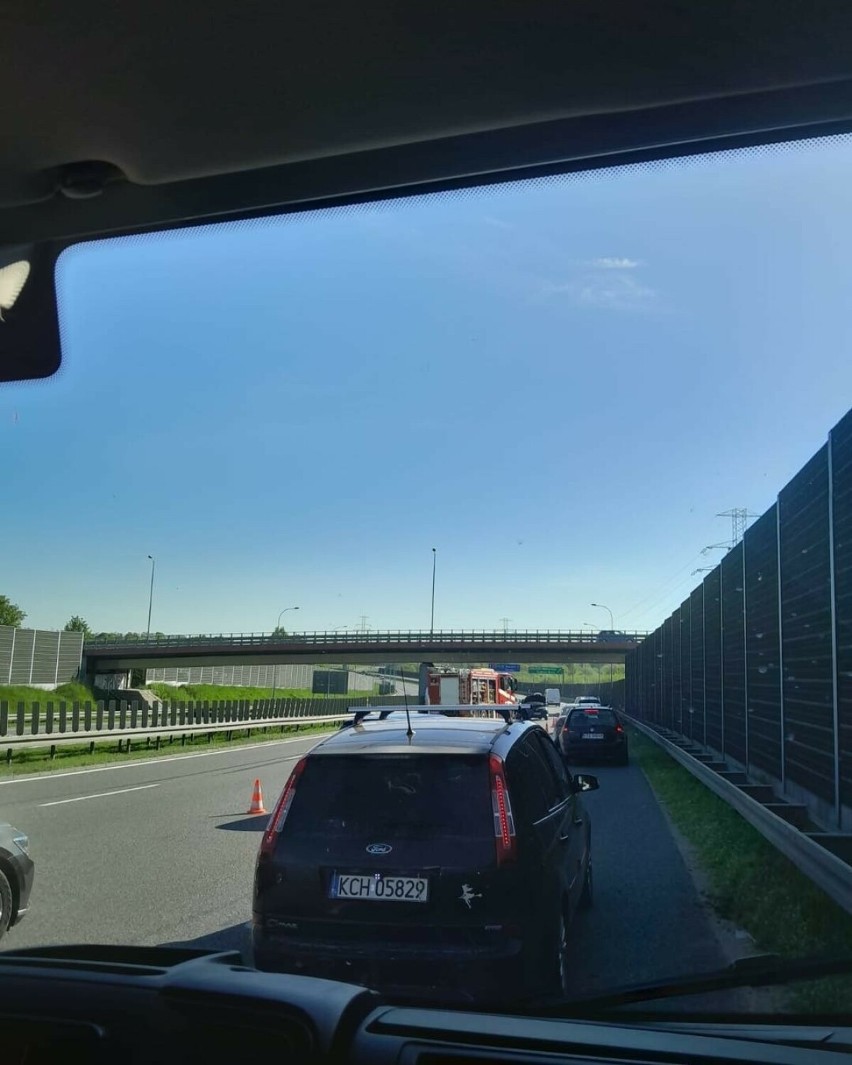Wypadek na autostradzie A4 pod Krakowem. Zderzyły się trzy samochody. Jezdnia zablokowana, duże utrudnienia w ruchu