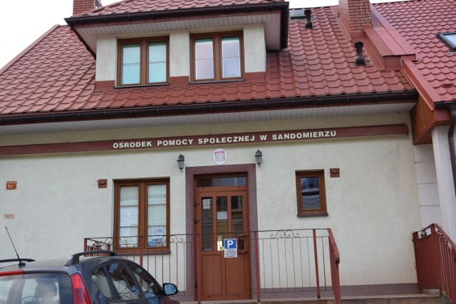 840 tysięcy złotych brutto  za taką kwotę władze Sandomierza sprzedały miejski budynek przy ulicy Żydowskiej na Starówce, który służył ośrodkowi pomocy społecznej.