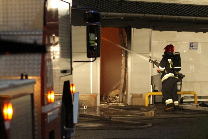 W nocy spłonęła hala do squasha na ulicy Krzywoustego (FILM, ZDJĘCIA)