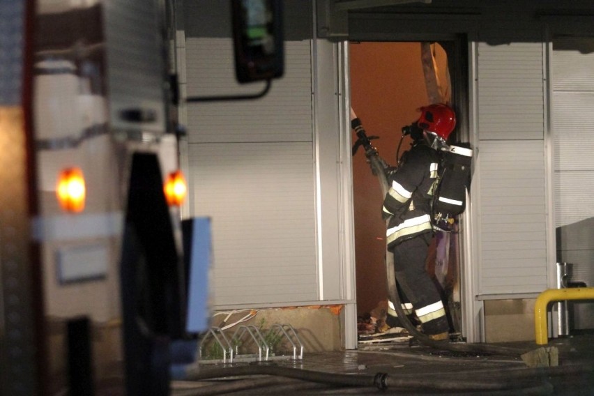 W nocy spłonęła hala do squasha na ulicy Krzywoustego (FILM, ZDJĘCIA)