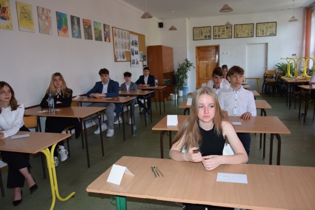 Delikatnie zestresowani byli ósmoklasiści ze Szkoły Podstawowej numer 1  imienia Mikołaja Kopernika  w Sandomierzu tuż przed rozpoczęciem egzaminu z języka polskiego.