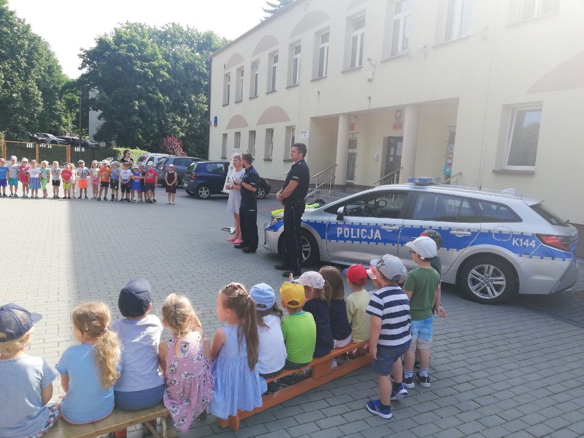 Dzieci z Przedszkola Publicznego nr 12 w Rzeszowie uczą się zasad bezpieczeństwa podczas wakacji. Zobacz zdjęcia!