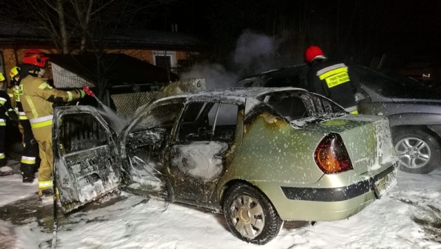 Dwa samochody osobowe paliły się we wtorek, 8 lutego nad ranem przy ulicy 3 Maja w Jędrzejowie.