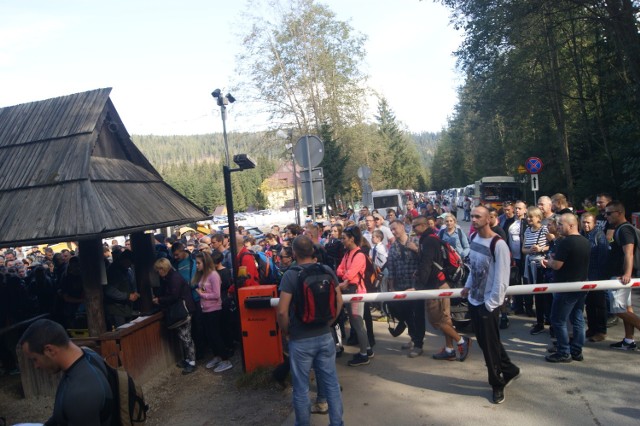 Tak kolejka do punktu sprzedaży biletów wyglądała (na poczatku szalku do Morskiego Oka) w sobotę 1 października. Latem jest ona nawet kilka razy większa.