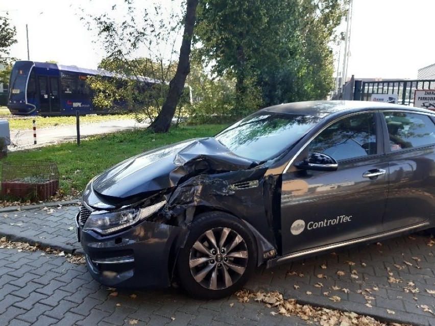 Wrocław. Zobacz zdjęcia z wypadku na ul. Tarnogajskiej. Auto zderzyło się z tramwajem
