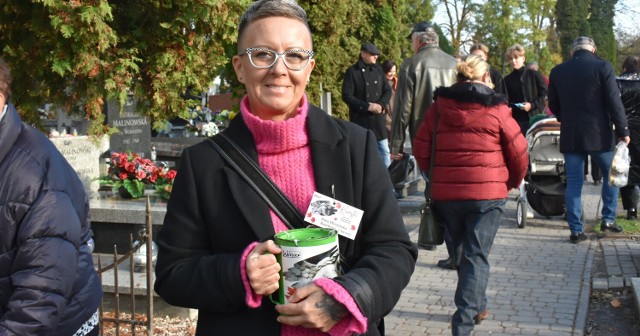 Anna Wyczyńska kwestowała i sprawnie koordynowała działania na cmentarzu parafialnym przy ul. Lwowskiej w Chełmie.