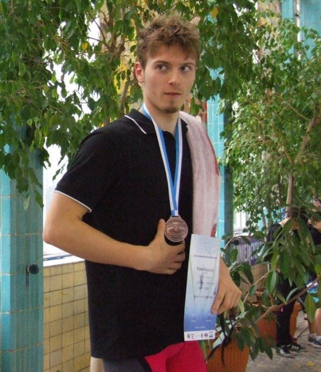 Wojciech Wojdak codziennie stawał na podium mistrzostw Polski seniorów w pływaniu na krótkim basenie w Ostrowcu Świętokrzyskim. W ostatnim dniu imprezy zajął 2 miejsce na 200 m stylem dowolnym, bo połączył sprint z wytrzymałością.