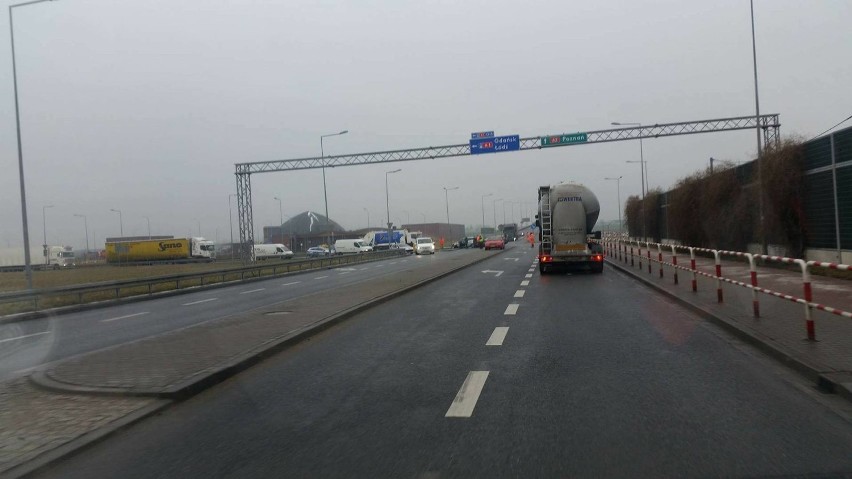 Wypadek przy wjeździe na autostradę A1 w Pikutkowie. Dziecko trafiło do szpitala