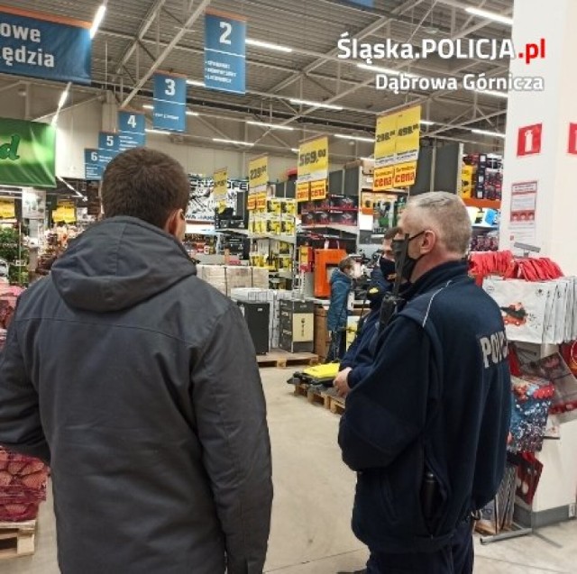 Policjanci kontrolują zachowania klientów CH Pogoria, którzy powinni mieć założone maseczki 

Zobacz kolejne zdjęcia/plansze. Przesuwaj zdjęcia w prawo - naciśnij strzałkę lub przycisk NASTĘPNE