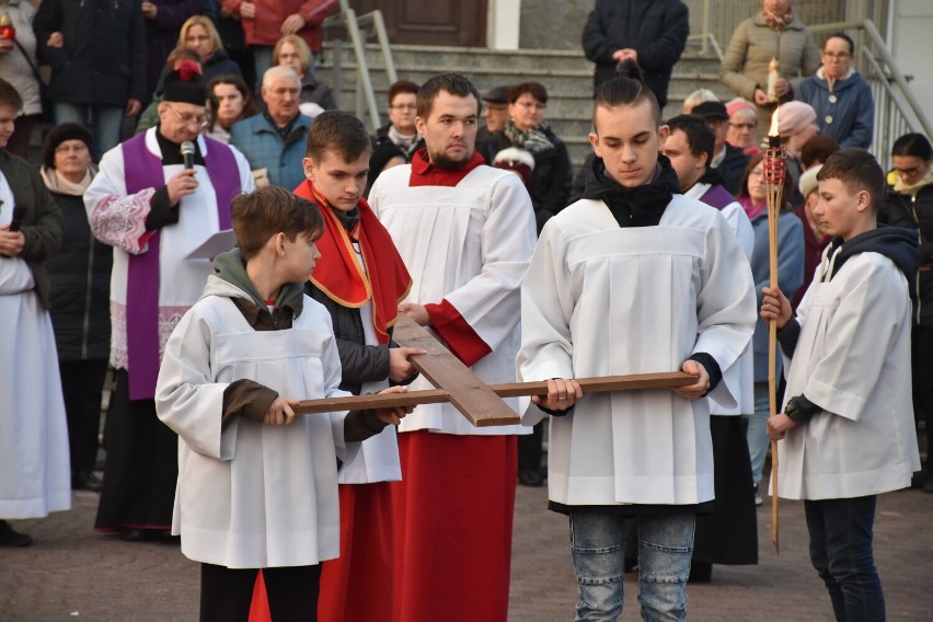 Droga krzyżowa przeszła ulicami Pleszewa. Wierni ze świecami...